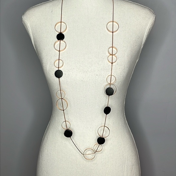 Jewelry - Rose gold toned and black circles necklace